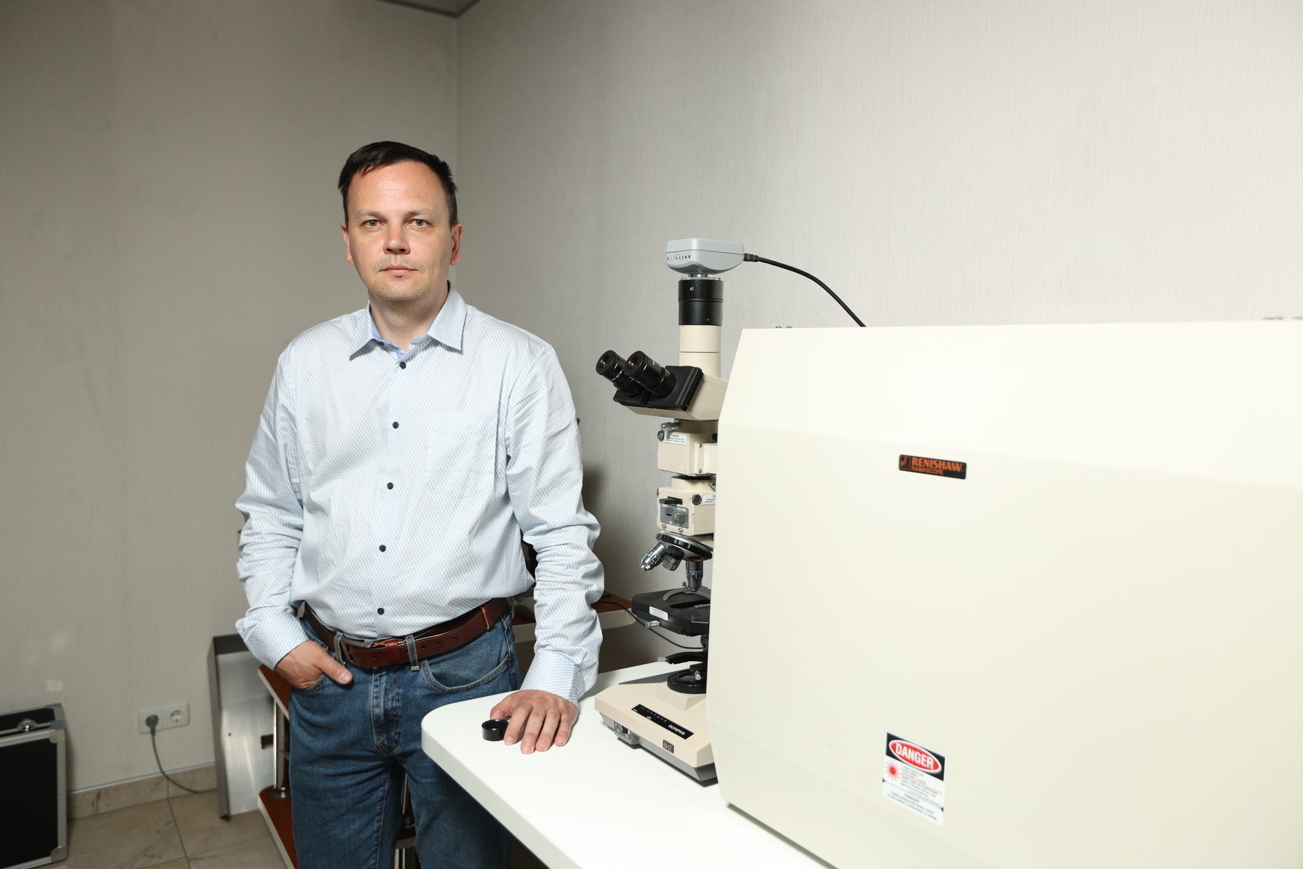 Науковець кафедри оптики біля конфокального раманівського спектрометра Renishaw